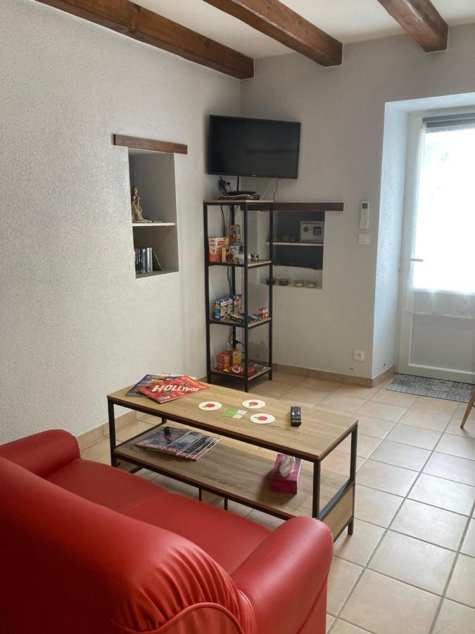 Le Petit Monas Apartment Civaux Екстериор снимка