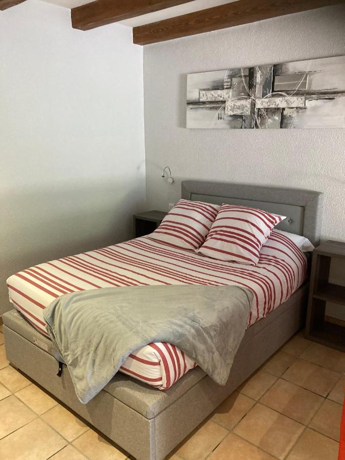 Le Petit Monas Apartment Civaux Екстериор снимка